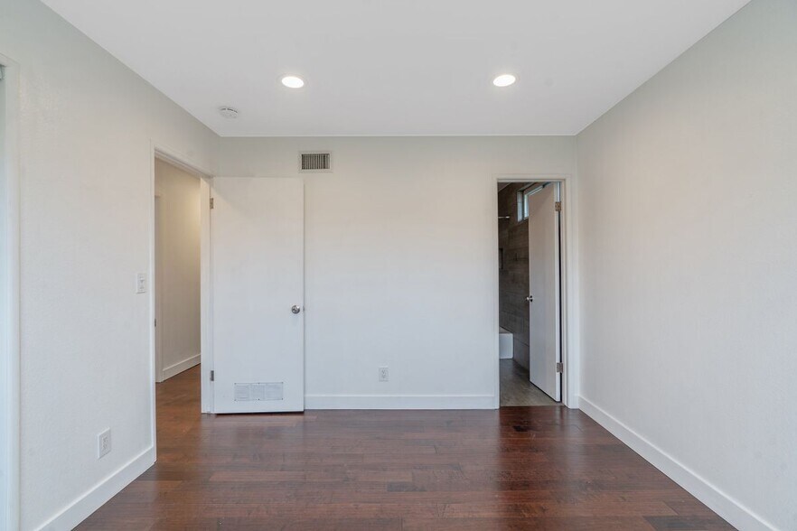 Building Photo - 1427 E 55th St