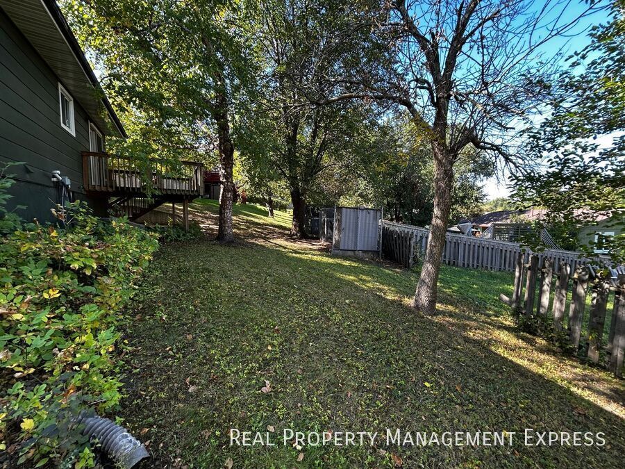 Building Photo - 3 Bedroom 2 Bathroom Home with a Fireplace...