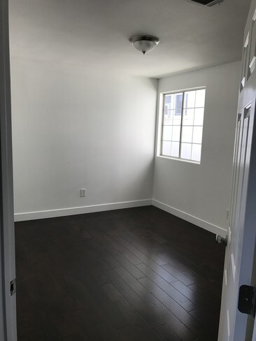 Building Photo - 1832 N Berendo St