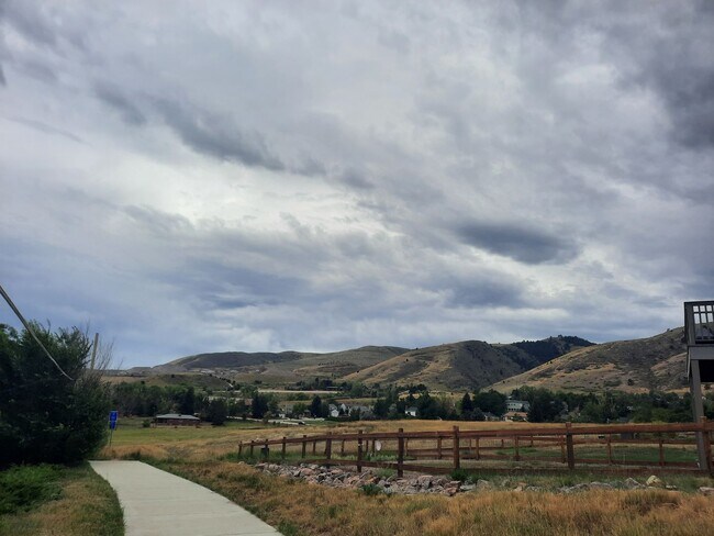 Building Photo - Now Leasing: Updated 2BR in Golden 4-Plex ...
