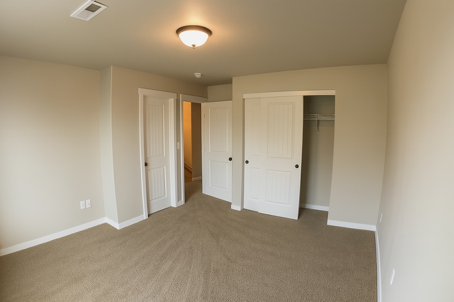 Building Photo - Gorgeous 3x2 townhouse with bonus loft, si...