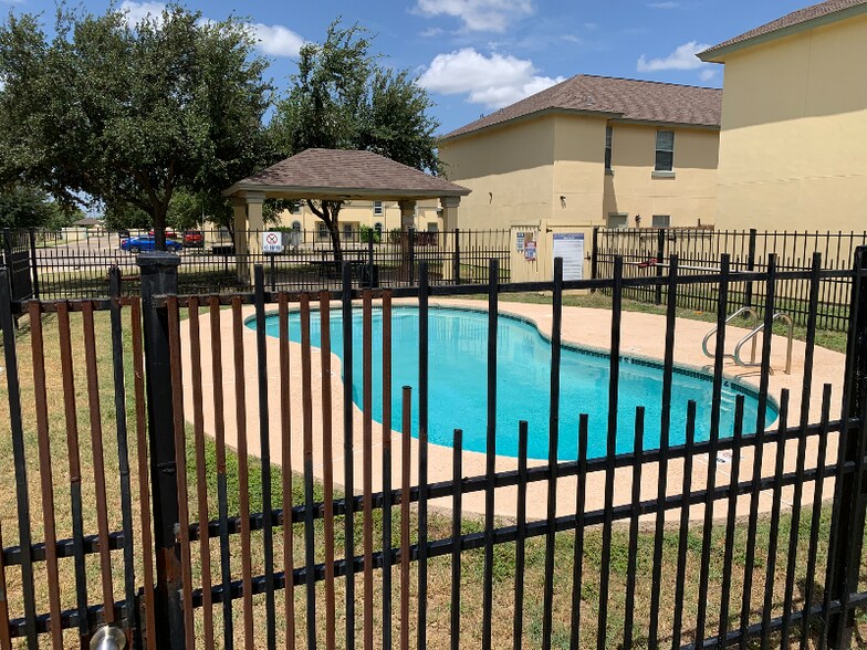 Building Photo - 1000 Ranchway Dr