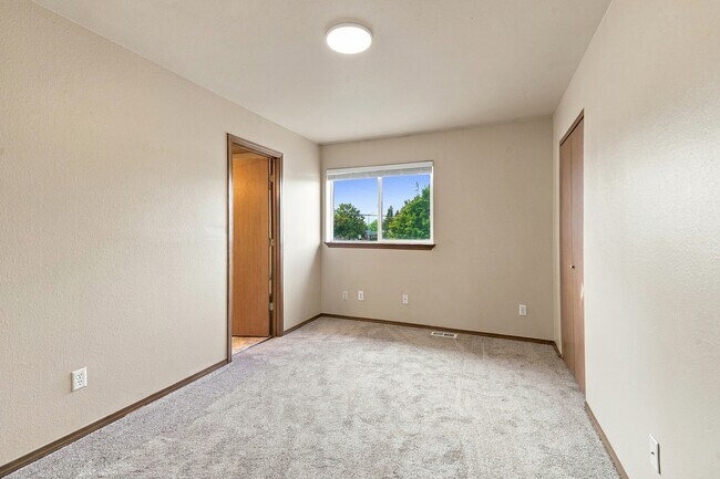 Building Photo - 800 N Regal Ct