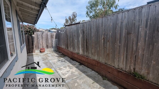 Building Photo - Updated Three Bedroom