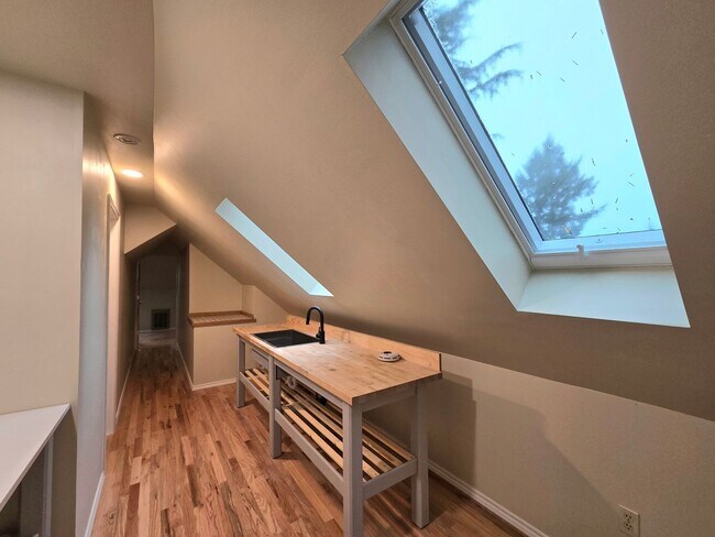 Building Photo - 5 Bedroom 4 Bathroom Home in Woodinville