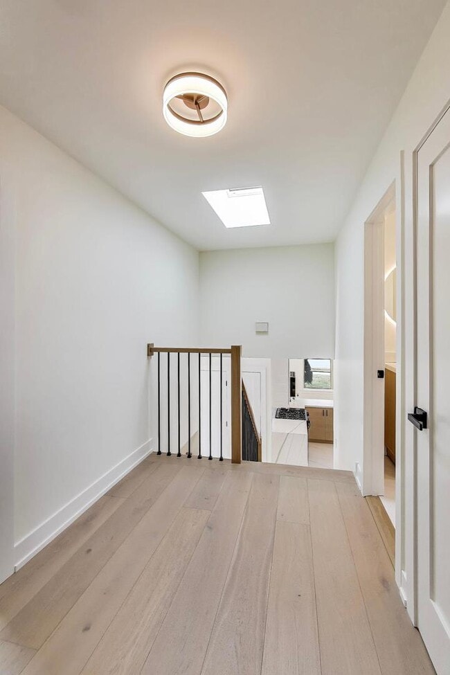 Building Photo - 909 S Waverly Ave