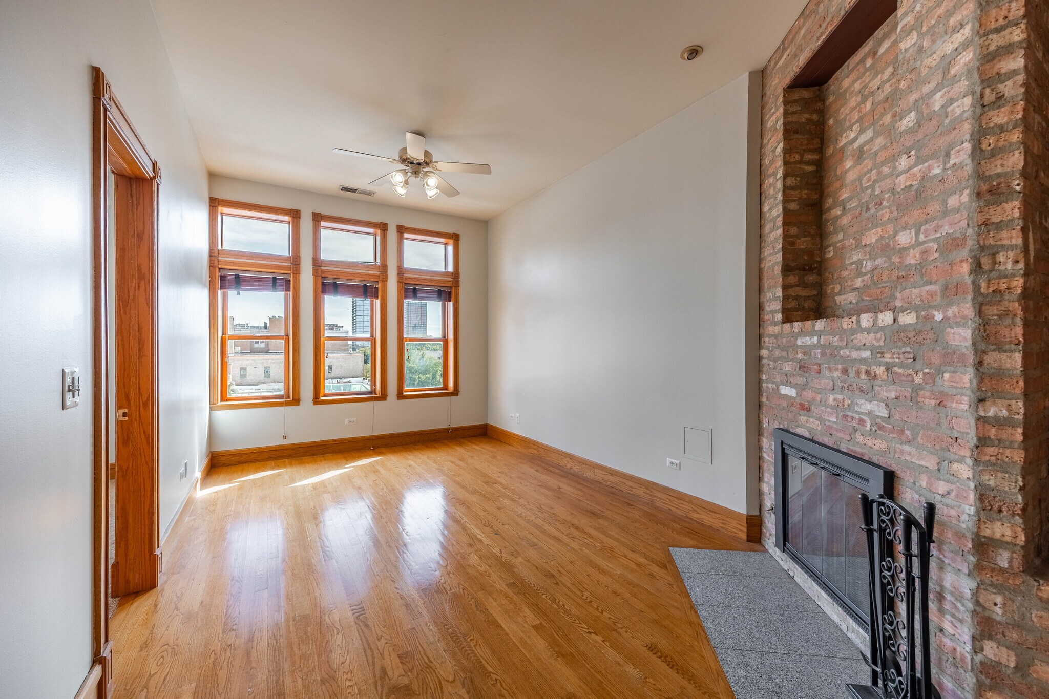 Building Photo - 1162 W Grand Ave