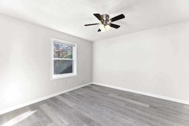 Building Photo - 121 Mark Twain Cir