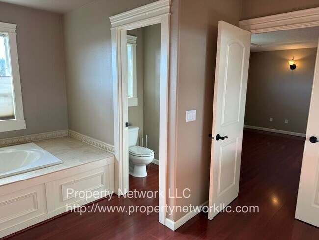 Building Photo - Spectacular 4 Bedroom Home in Gresham