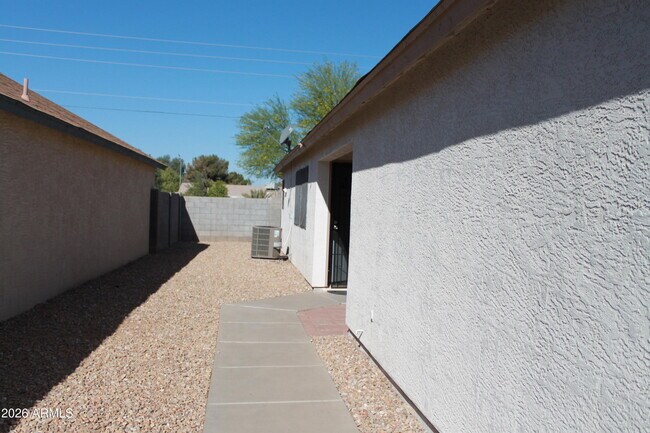 Building Photo - 921 S Val Vista Dr