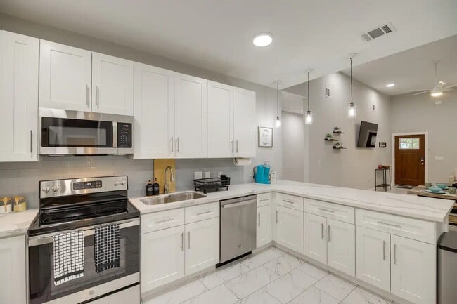 Building Photo - 3523 Bain St