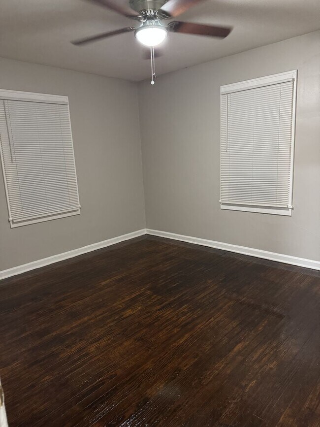 Building Photo - 1 bed 1 bath duplex