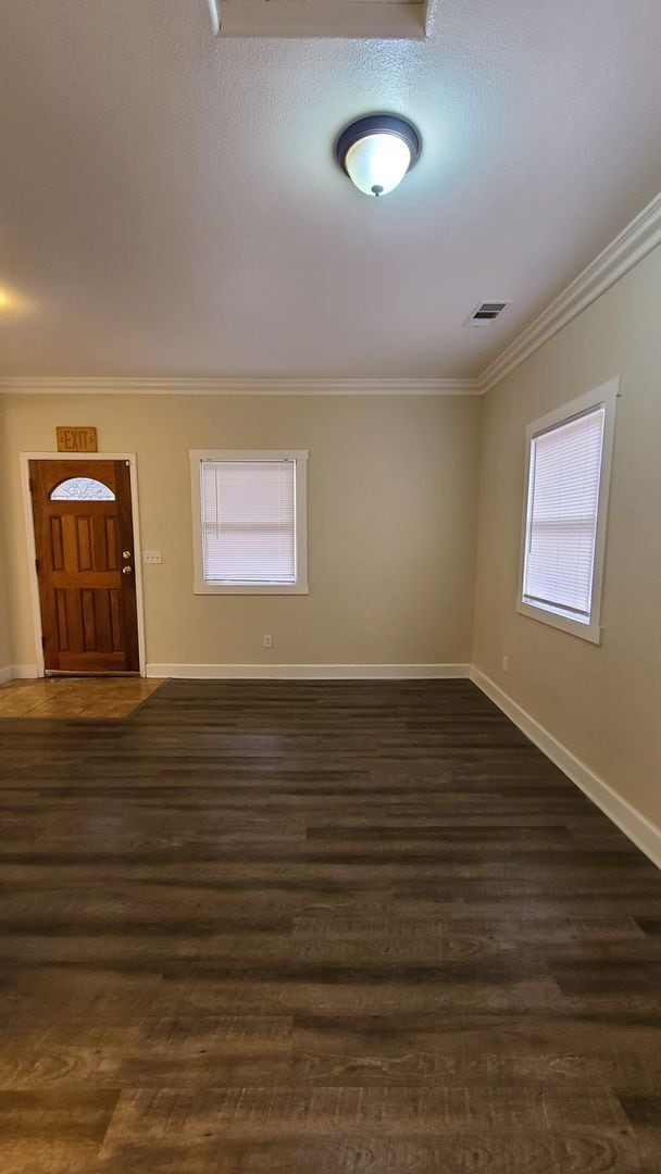 Building Photo - GREAT DOWNTOWN LOCATION!! GATED PARKING!