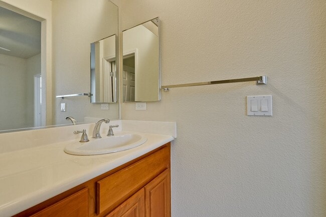 Building Photo - Sought-after Multi-level Home Near Great Mall!