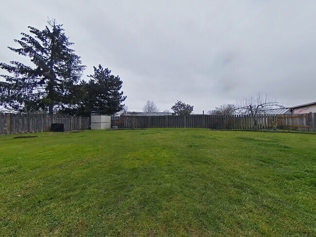 Building Photo - 2 Bedroom Duplex ~ Close to 9th Street ~ P...