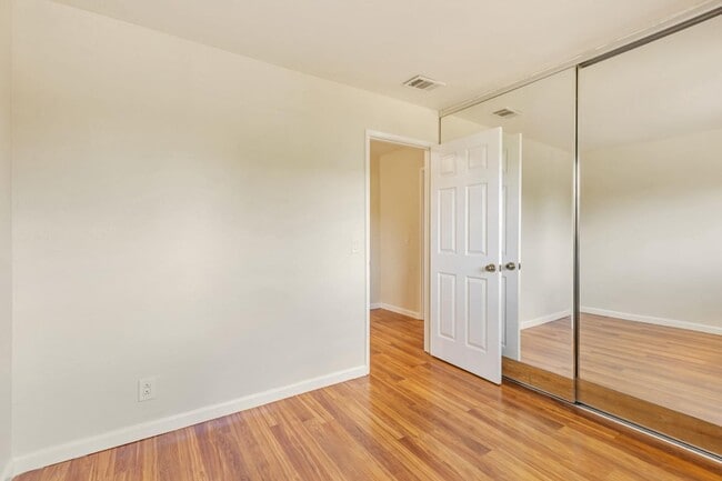 Building Photo - 985 Bellhurst Ave