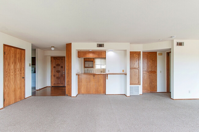Building Photo - BEAUTIFUL BAY PARK CONDO W/ BAY VIEWS! - 2...