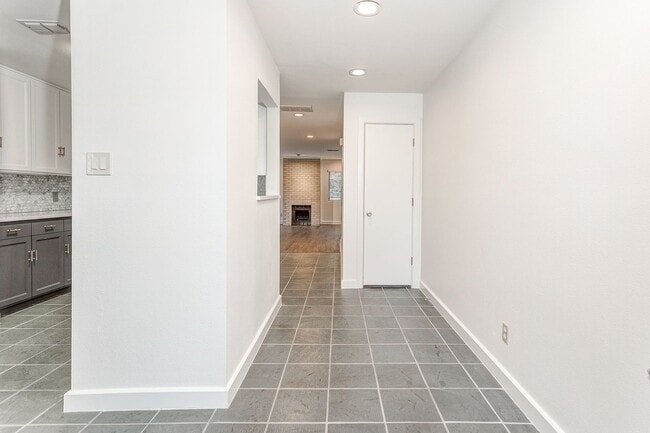 Building Photo - TCU / Medical District Townhome