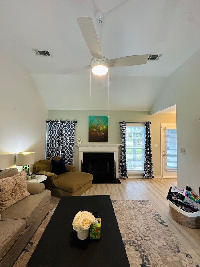 Building Photo - Updated 3 Bedroom home on the Eastside