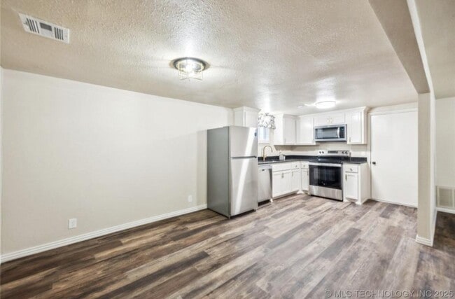 Building Photo - 306 Short St