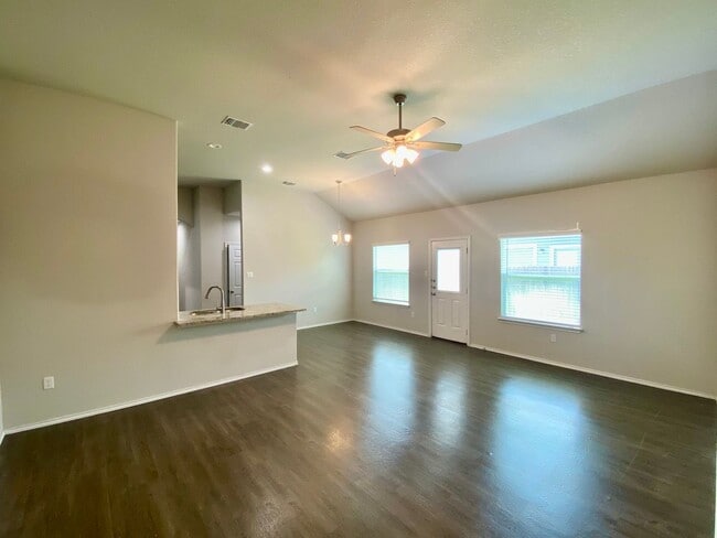 Building Photo - Luxury duplex in Seguin!