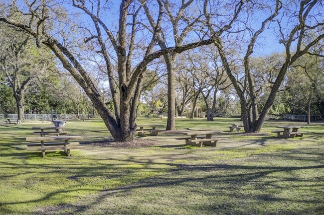 Building Photo - 312 N Alamo Dr