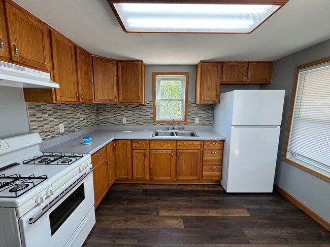 Building Photo - Updated 2 Bedroom Home with Central Air, H...