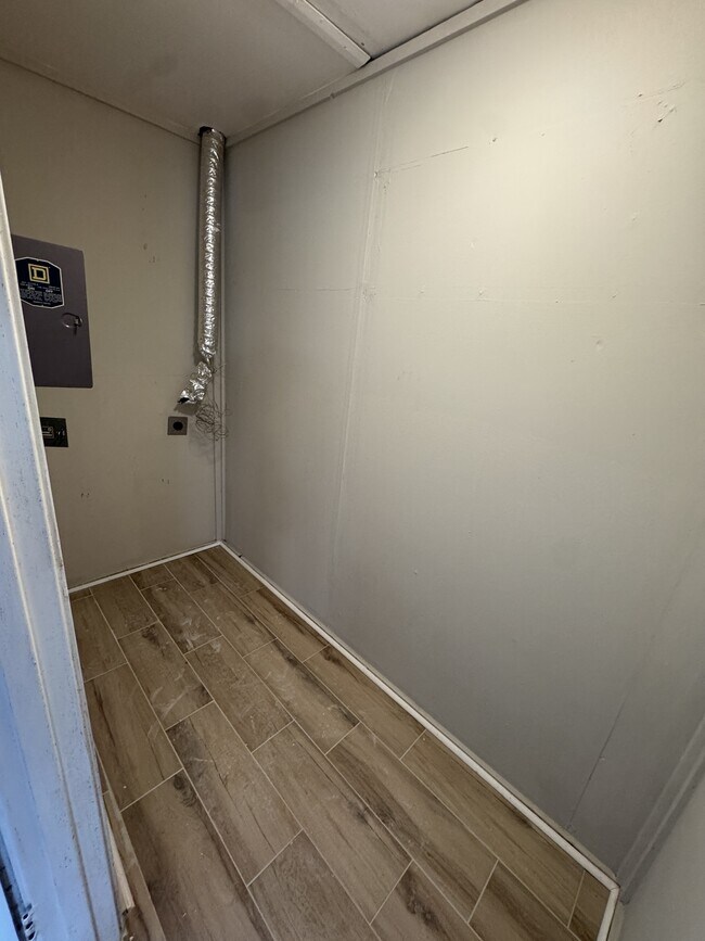 Building Photo - 961 N Perkins Rd