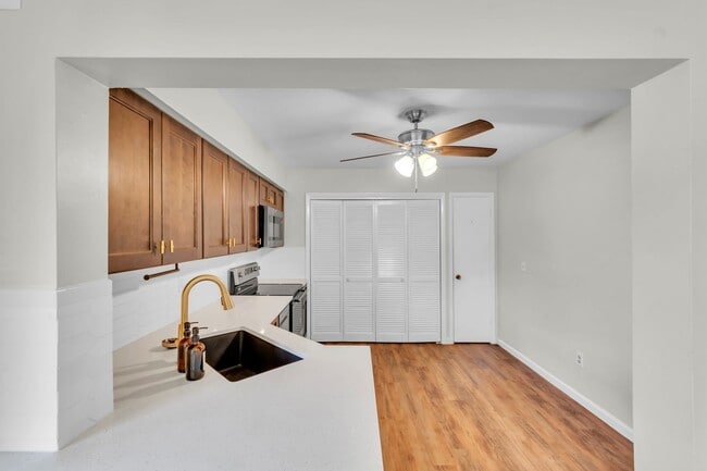 Building Photo - 4114 Pinelake Ln