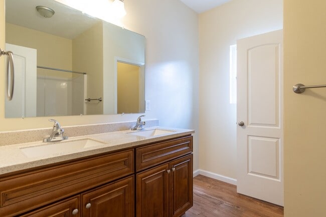 Building Photo - MOVE IN READY 3 Bedroom!