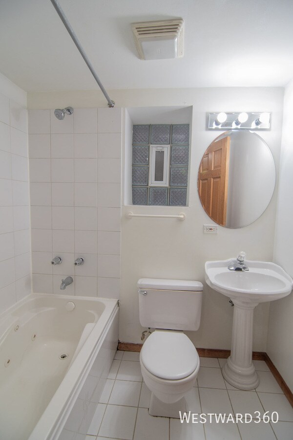 Building Photo - 2043 N Leavitt St