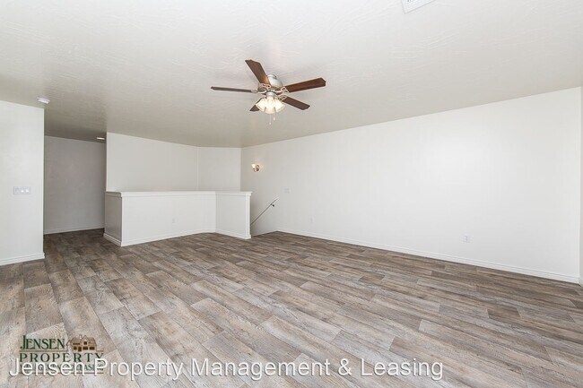 Building Photo - 6 br, 3.5 bath House - 3262 East Livia Drive