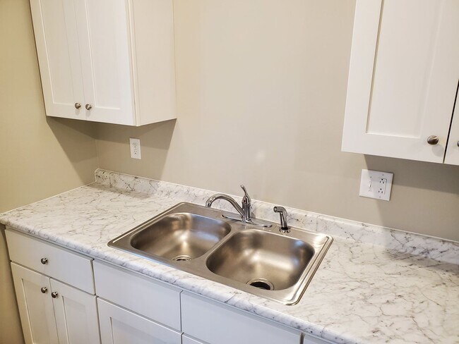 Building Photo - 2 bedroom, 1 bath apartment located in Jackson, MO