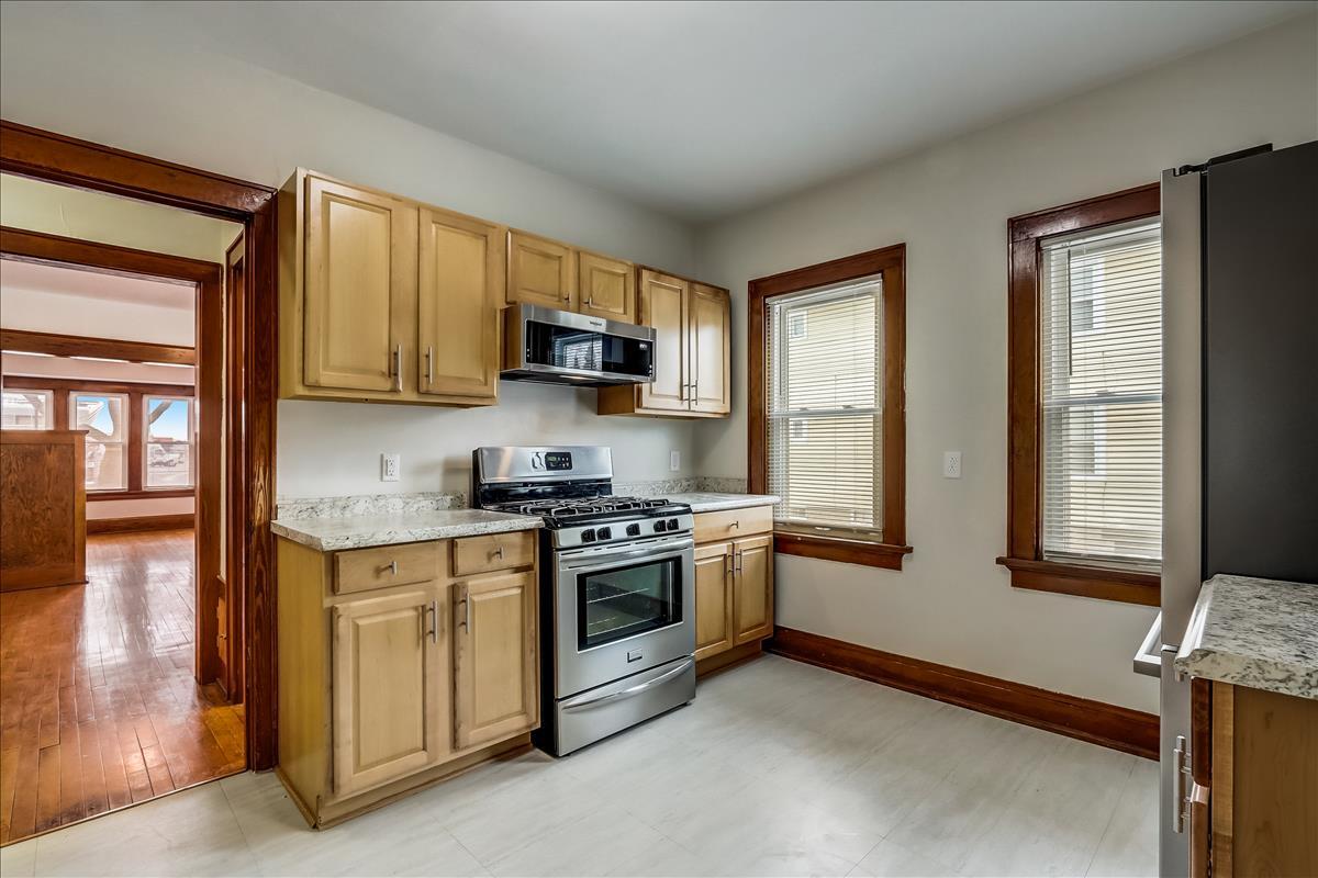 Kitchen - 1703 W Custer Ave