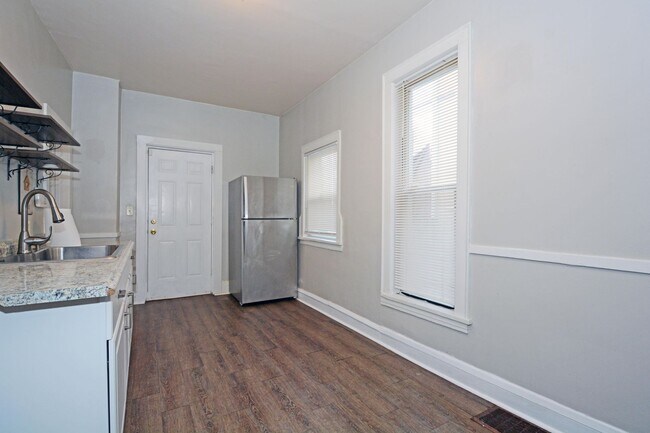 Building Photo - 3-Bedroom 1-Bathroom Unit Available Now in Minneapolis!