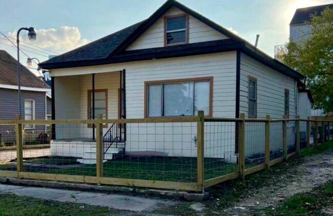 Building Photo - 1611 Common St