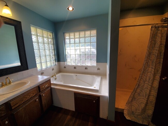 Building Photo - (3) Bed/(2) Bath in Core Norman! Pet Negotiable!