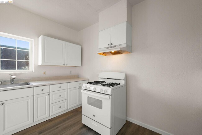 Building Photo - 203 Bissell Ave