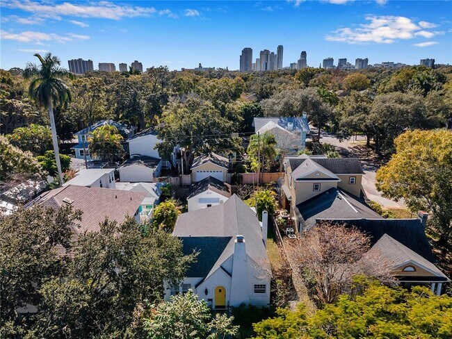 Building Photo - 316 18th Ave NE