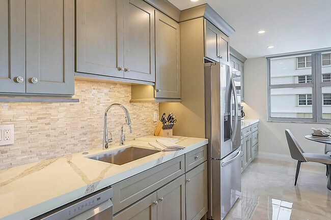 Building Photo - 2121 N Ocean Blvd