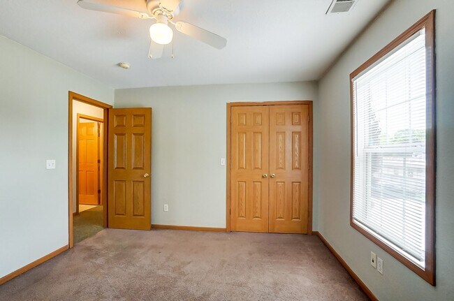 Building Photo - 1103 N Byrne Rd