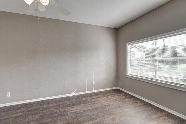 Building Photo - 10921 Shady Ln