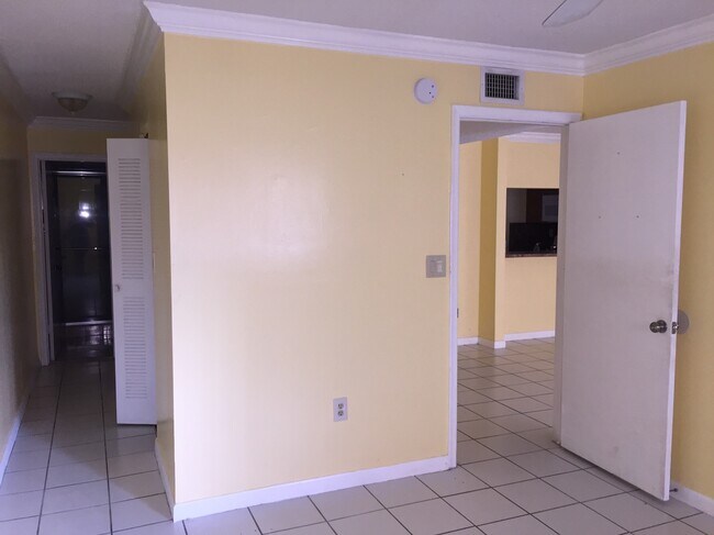 Building Photo - 1800 W 54th St