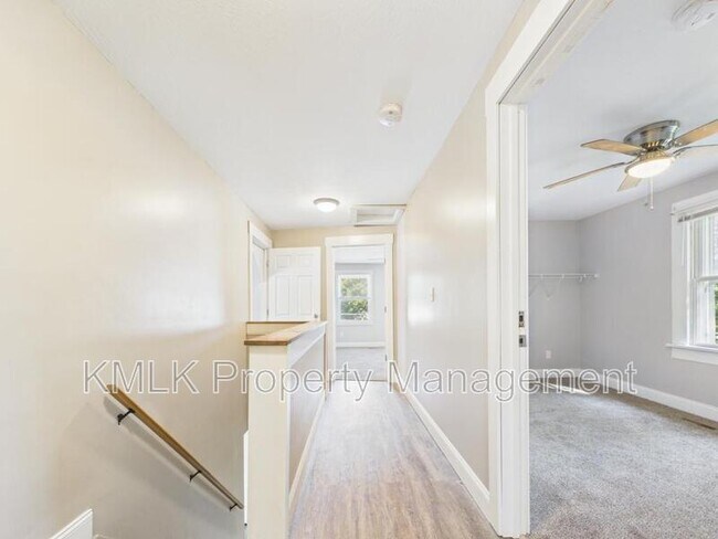 Building Photo - 428 Allyn St