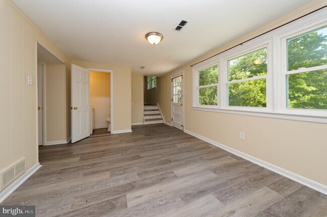 Building Photo - 7 Doe Ln
