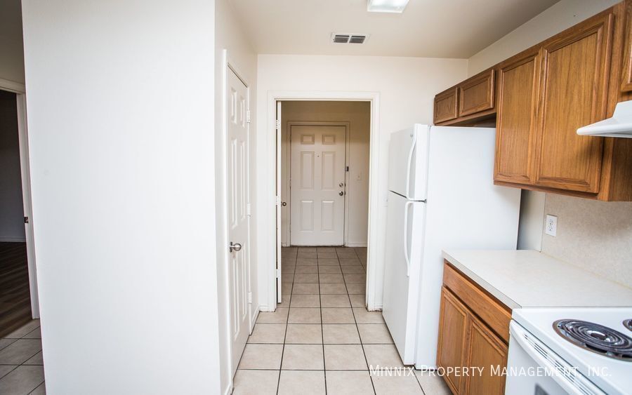 Building Photo - 908 N Belmont Ave