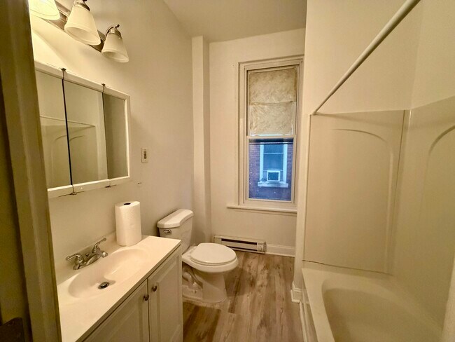 Building Photo - 930 W Main St