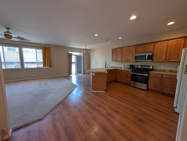 Building Photo - "Discover Comfort and Convenience: Spacious 3-Bed, 2-Bath Home in Beaverton!"