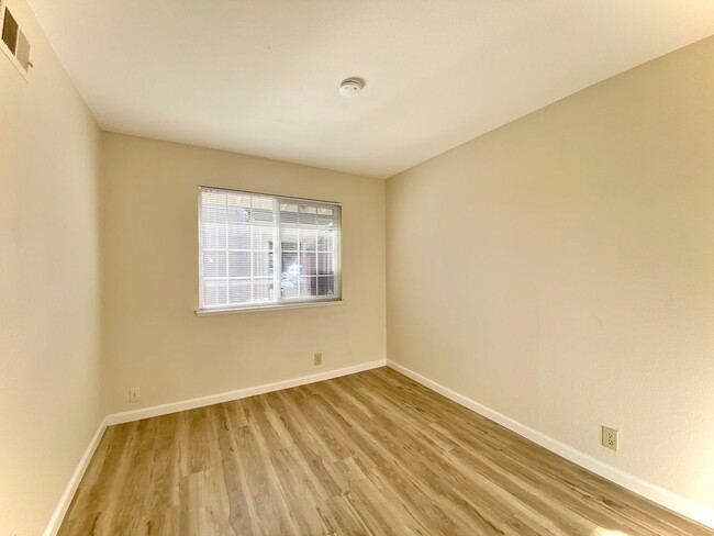 Building Photo - Charming 2-Bedroom Townhome for Rent w/Yar...