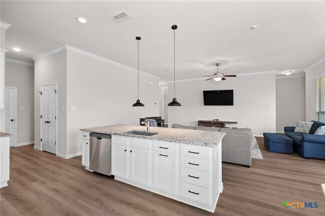 Building Photo - 7822 Kendall Hill Dr